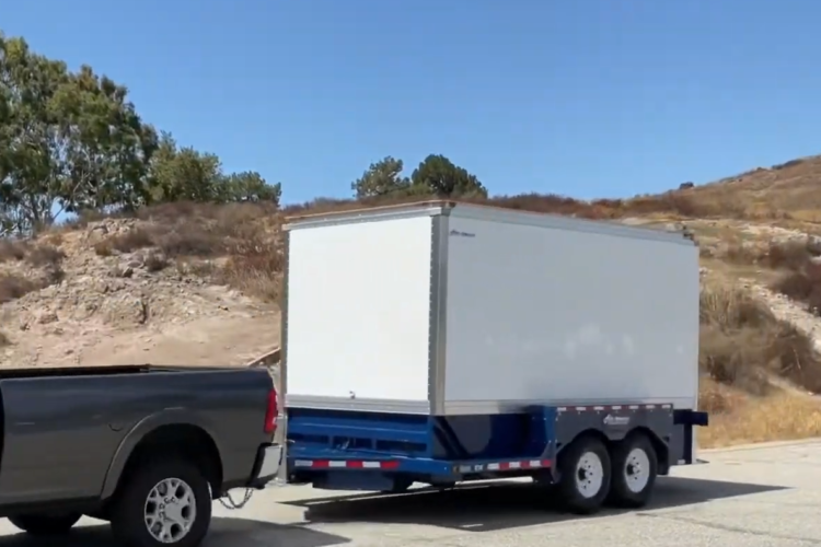 Zuma delivers high-performance air-tow drop deck trailers (all types) to every corner of Manitoba. Scroll through our wide range of inventory and choose your ideal trailer today. We will seamless deliver your equipment right to your construction site at your doorstep.